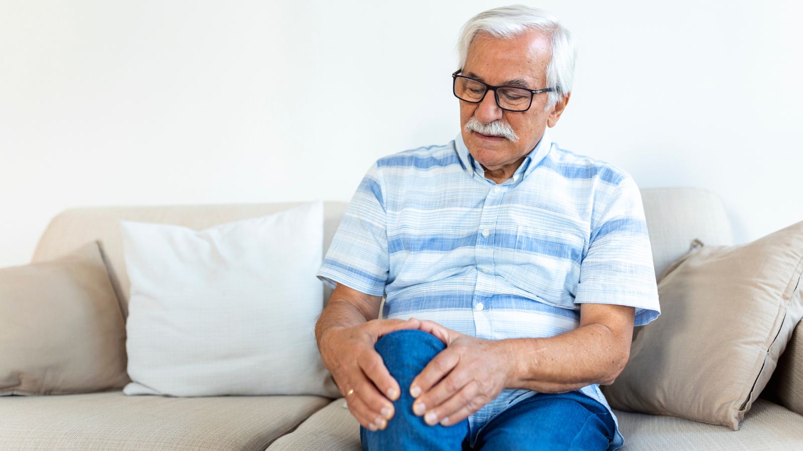 Person experiencing knee pain seeking doctor-recommended relief